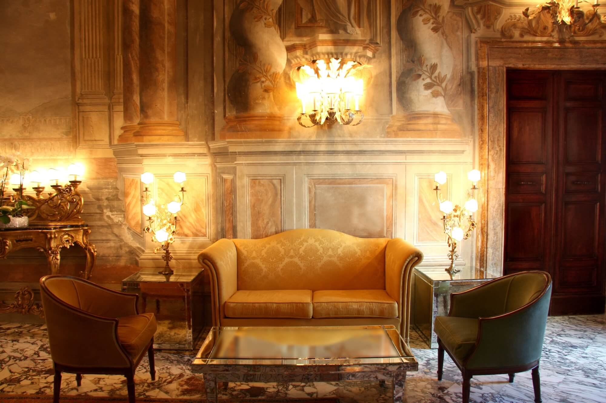 Elegant interior featuring illusion painting and hand-painted murals by Toni Hamler, creating a luxurious and immersive classical ambiance.